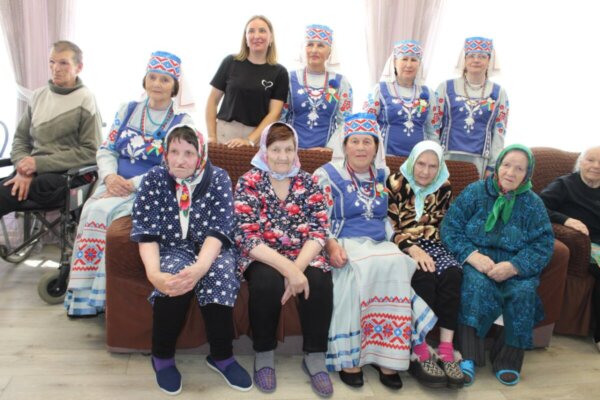 С хорошей песней и добром приехали активисты районной ветеранской организации к постояльцам отделения круглосуточного пребывания для граждан пожилого возраста и инвалидов