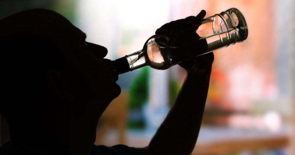 В Бобруйске пьяный мужчина за замечание ударил прохожего бутылкой по голове