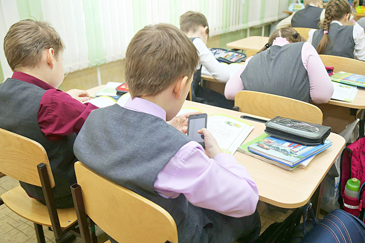 Какие рекомендации должны быть в справке для использования мобильных в школе, разъяснил Минздрав