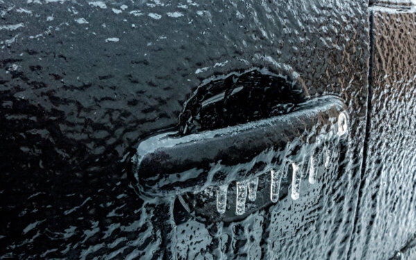 Рассказываем, чем опасно силой открывать примерзшую дверь