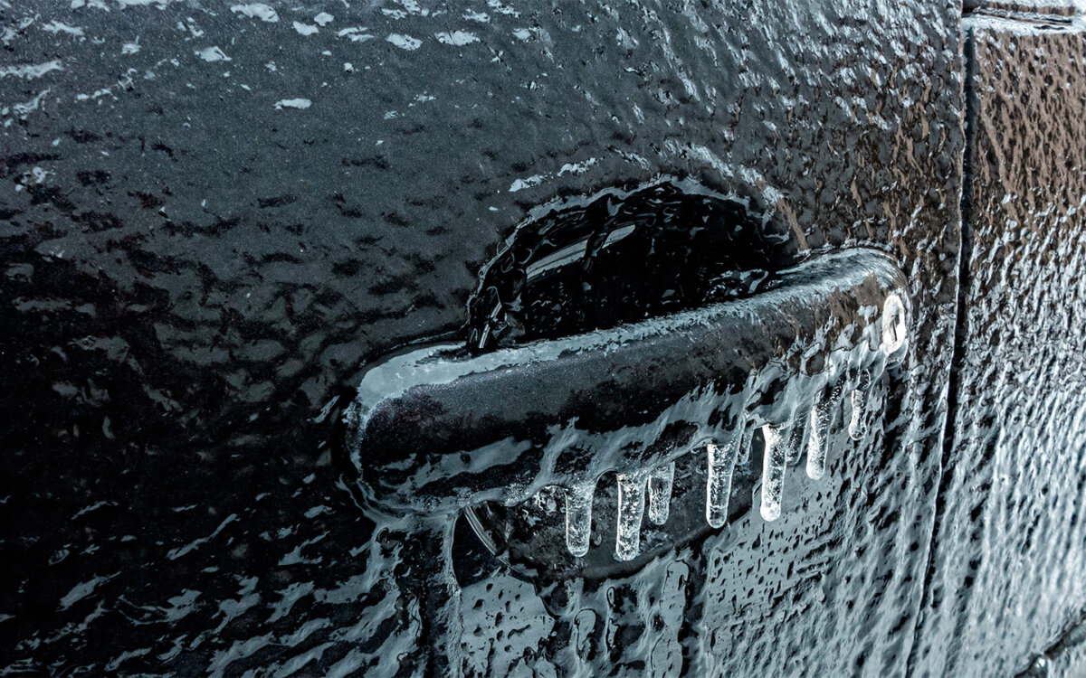 Рассказываем, чем опасно силой открывать примерзшую дверь