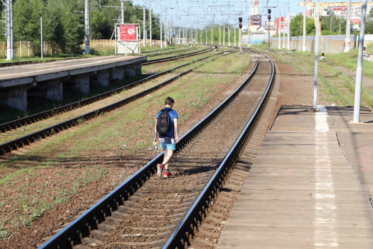 В ГАИ напомнили, какая наступает ответственность, если перейти железнодорожные пути в неустановленном месте