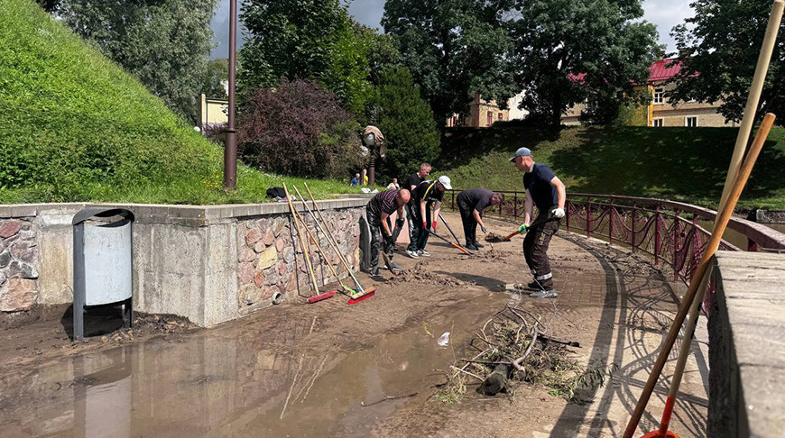 Борьба со стихией в Гродно, полевые работы и туризм. Лукашенко заслушал доклад Караева