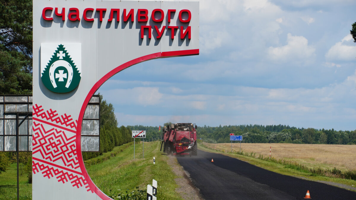Кличевские комбайны отправились на помощь в Круглянский район