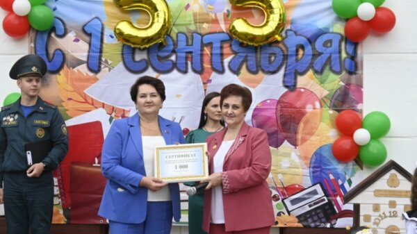 Торжественная линейка 1 сентября в СШ №2 г.Кличева: 55-й юбилейный учебный год
