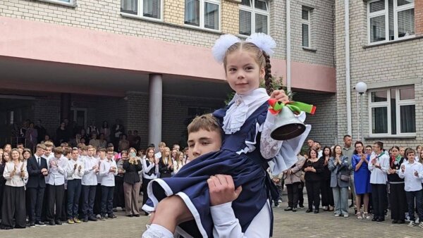 Торжественная линейка 1 сентября в СШ №1 г.Кличева