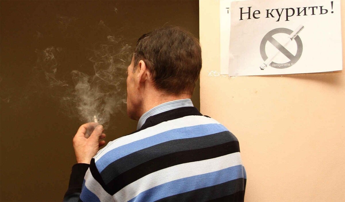 Можно ли повлиять на соседа, который курит в подъезде? Отвечает участковый инспектор милиции