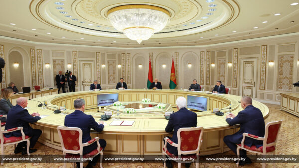 Президент Беларуси Александр Лукашенко 20 октября провел встречу с губернатором Брянской области Российской Федерации Егором Ковальчуком.